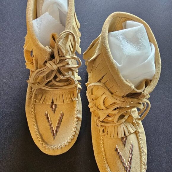 Minnetonka Women's Size 8.5 Fringe Rubber Soled Beaded Tan Moccasins - Picture 6 of 9